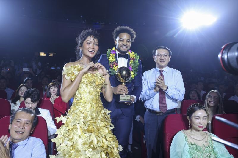 Lý do Xuân Son gây sốt ở ASEAN Cup vẫn vắng mặt ở đề cử Quả bóng Vàng Việt Nam 2025- Ảnh 1.