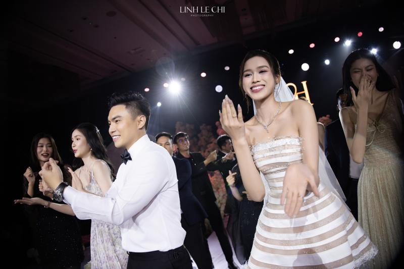 Đám cưới Hoa hậu Đỗ Hà - Viết Vương tại Hà Nội: Cô dâu khóc nức nở, dàn nàng hậu "quậy" tưng bừng!- Ảnh 6.