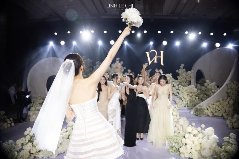 Đám cưới Hoa hậu Đỗ Hà - Viết Vương tại Hà Nội: Cô dâu khóc nức nở, dàn nàng hậu "quậy" tưng bừng!- Ảnh 13.