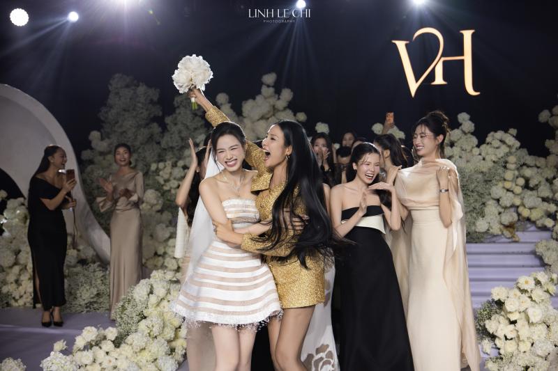 Đám cưới Hoa hậu Đỗ Hà - Viết Vương tại Hà Nội: Cô dâu khóc nức nở, dàn nàng hậu "quậy" tưng bừng!- Ảnh 11.