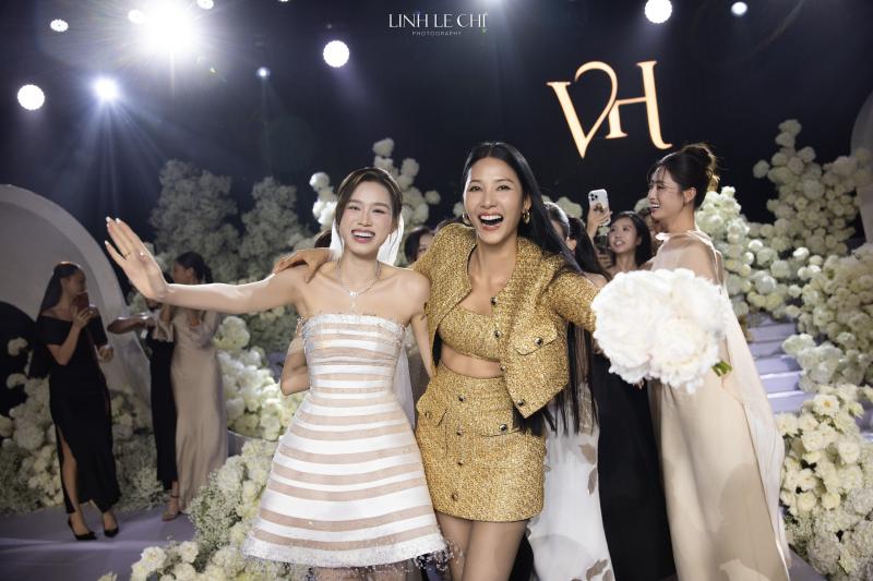 Đám cưới Hoa hậu Đỗ Hà - Viết Vương tại Hà Nội: Cô dâu khóc nức nở, dàn nàng hậu "quậy" tưng bừng!- Ảnh 10.