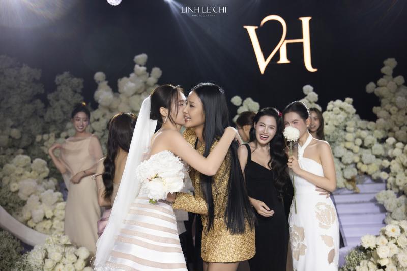 Đám cưới Hoa hậu Đỗ Hà - Viết Vương tại Hà Nội: Cô dâu khóc nức nở, dàn nàng hậu "quậy" tưng bừng!- Ảnh 12.