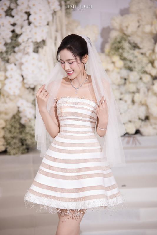 Đám cưới Hoa hậu Đỗ Hà - Viết Vương tại Hà Nội: Cô dâu khóc nức nở, dàn nàng hậu "quậy" tưng bừng!- Ảnh 1.
