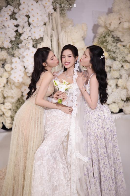 Dàn sao đổ bộ đám cưới Đỗ Hà: Đỗ Mỹ Linh đơn giản mà sang hết nấc, Lương Thuỳ Linh và dàn Hoa - Á hậu đọ sắc tưng bừng- Ảnh 7.