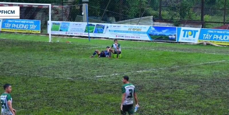 Trọng tài thay đổi quyết định thổi phạt, cầu thủ mang ghế vào sân ngồi phản đối khiến tất cả ngỡ ngàng- Ảnh 2.