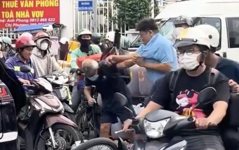 Xác minh video người đàn ông đánh cụ ông ở giao lộ trung tâm TP HCM- Ảnh 1.