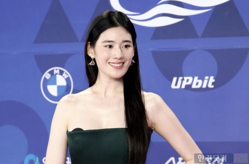Người đẹp át vía Suzy bị đào lại khoảnh khắc lộ đồ lót trên thảm đỏ- Ảnh 4.