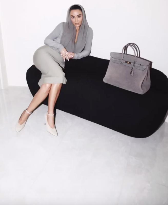Kim Kardashian hứng chịu bão phẫn nộ vì cầm túi Hermès da voi- Ảnh 2.
