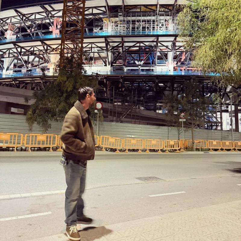Cặp đôi đang ôm hôn tình tứ thì Messi đi ngang qua, biểu cảm ngẩn ngơ của chàng trai khiến netizen cười ngất- Ảnh 2.