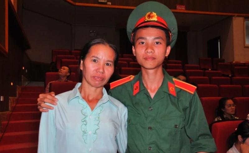 Bác sĩ khiến hơn 2 triệu người thán phục: Bố và anh mất vì ung thư, mẹ đi phụ hồ, chàng trai 38kg đạp xe rách lốp trở thành thủ khoa ĐH- Ảnh 2.
