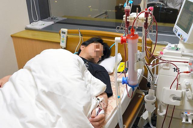 Người đàn ông phát hiện suy thận nhờ đi khám phù chân, bác sĩ sửng sốt: "Ai lại nêm gia vị như thế này?"- Ảnh 1.