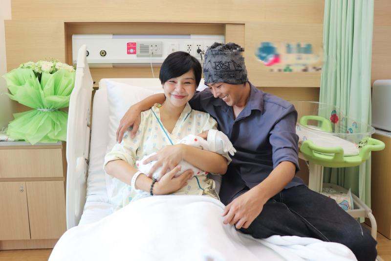 Cặp diễn viên - người mẫu Vbiz chào đón con đầu lòng sau 4 tháng làm đám cưới- Ảnh 1.