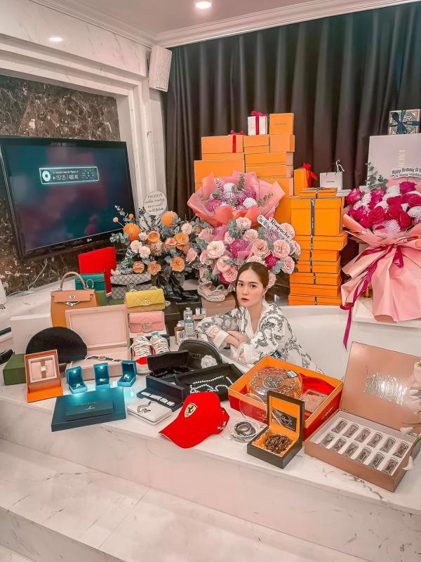 Hài như cách Đoàn Di Băng khoe đồ hiệu: Mua Louis Vuitton vì bắt chước biệt thự 400 tỷ nhà mình?- Ảnh 1.