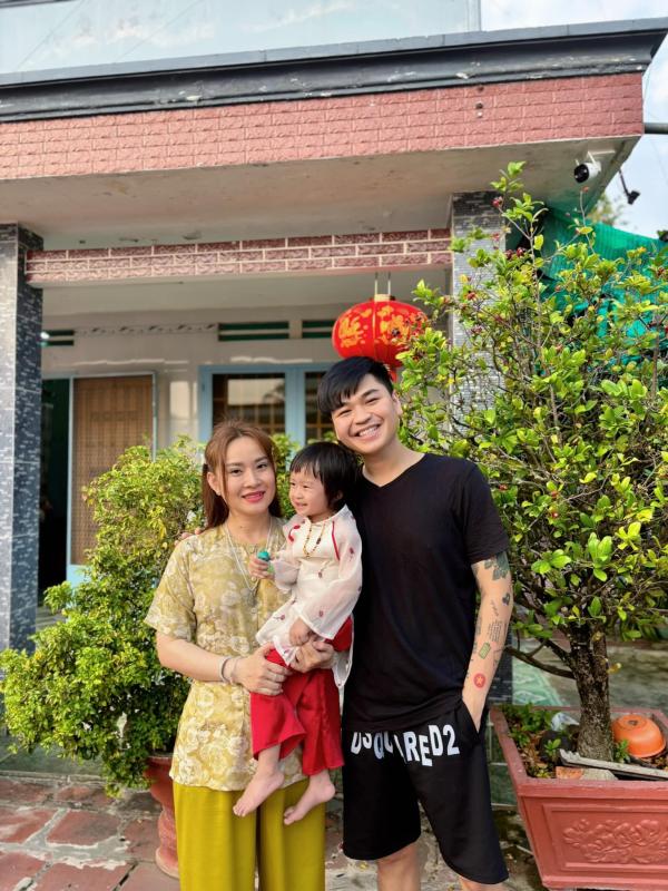 Nhan sắc vợ hơn 8 tuổi, có 2 con riêng của nam ca sĩ Việt có tiếng- Ảnh 1.