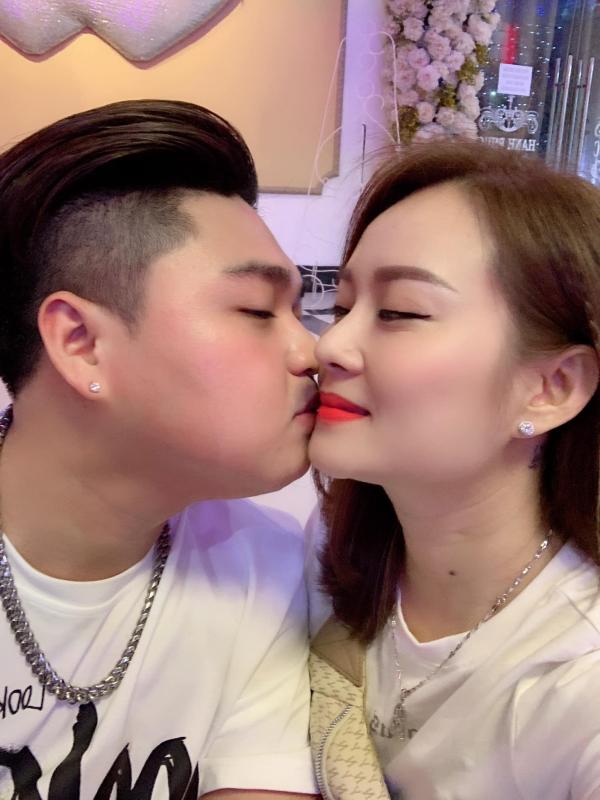 Nhan sắc vợ hơn 8 tuổi, có 2 con riêng của nam ca sĩ Việt có tiếng- Ảnh 7.