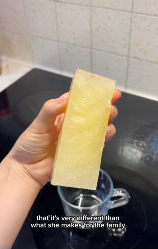 Mê mẩn làn da tuổi U70 của mẹ tôi: Bí quyết được cất trong tủ lạnh, sáng nào bà cũng mang ra dùng- Ảnh 6.