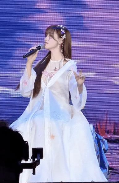 Chỉ có Đan Trường mới khiến Hoà Minzy “sến” thế này- Ảnh 2.