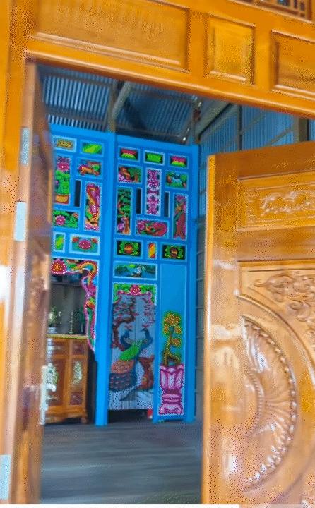 Nhà gỗ miền Tây: Vì sao phải xanh ngắt, hoa văn rực rỡ mới ra đúng chất 