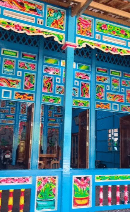 Nhà gỗ miền Tây: Vì sao phải xanh ngắt, hoa văn rực rỡ mới ra đúng chất 