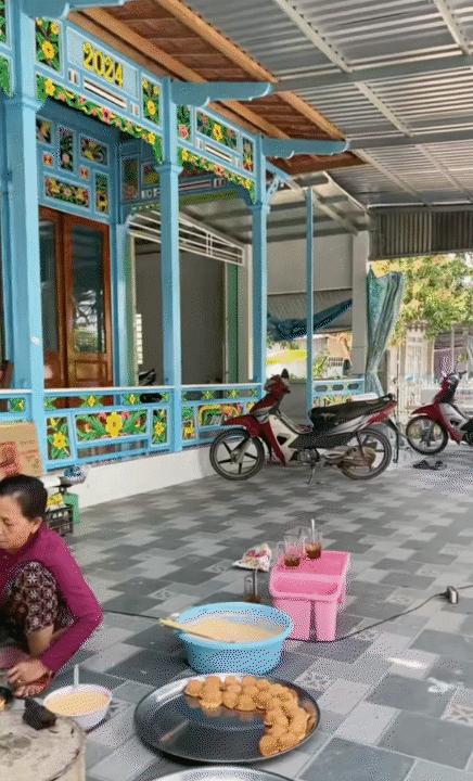 Nhà gỗ miền Tây: Vì sao phải xanh ngắt, hoa văn rực rỡ mới ra đúng chất 