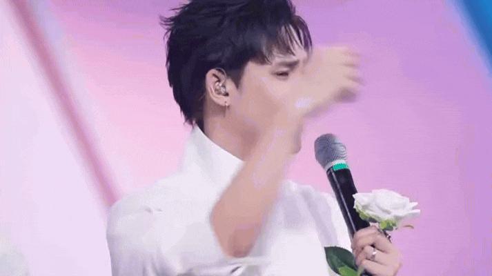 Nam ca sĩ Việt suýt mất thính lực sau 3 lần phẫu thuật, chứng kiến mẹ gục ngã ngay trước mắt- Ảnh 1.