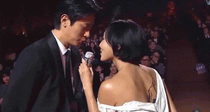 Màn trình diễn phát ngượng cả Rồng Xanh, dàn minh tinh hạng S ngồi "vô tri"- Ảnh 5.
