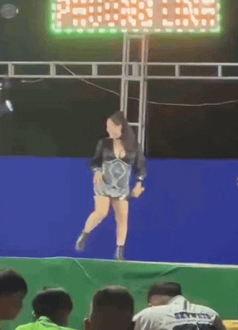 Nữ ca sĩ hết thời là con gái bầu show giàu nhất miền Tây, nay phá sản phải xin đi hát hội chợ- Ảnh 2.