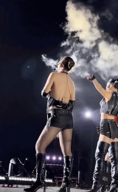 “Thích cái cách nữ ca sĩ đẹp chấp 10 Hoa hậu quay lưng với khán giả”- Ảnh 2.