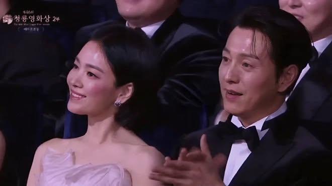 Song Hye Kyo lướt qua ống kính cũng gây thương nhớ vì dáng săn mảnh, da mọng collagen: Bí quyết gói gọn trong 3 thực phẩm, 1 loại nước rẻ bèo của người Việt- Ảnh 2.