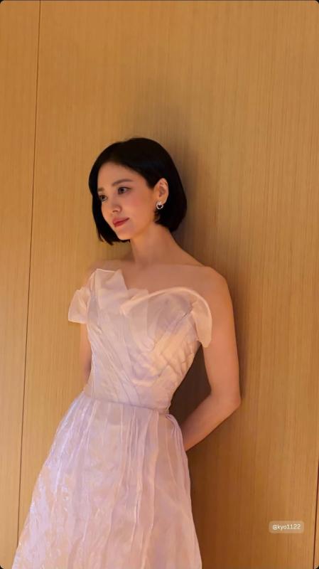 Song Hye Kyo lướt qua ống kính cũng gây thương nhớ vì dáng săn mảnh, da mọng collagen: Bí quyết gói gọn trong 3 thực phẩm, 1 loại nước rẻ bèo của người Việt- Ảnh 3.