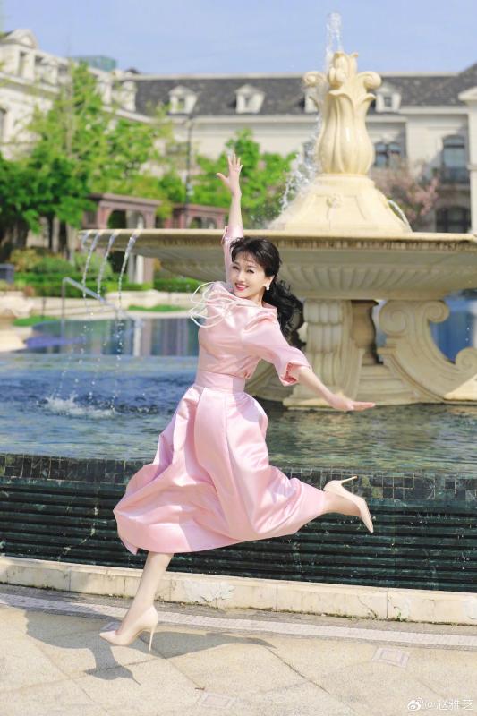 "Nữ hoàng cổ trang" 72 tuổi vẫn trẻ đẹp nhờ chăm dùng 3 "món vàng" để thải mỡ, da căng tràn collagen, duy trì cân nặng 48 ký suốt 30 năm qua- Ảnh 5.