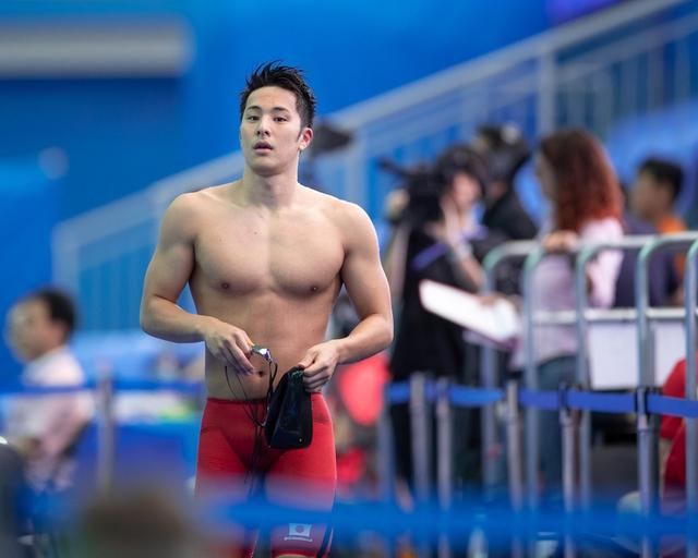 Nam thần bơi lội bị 