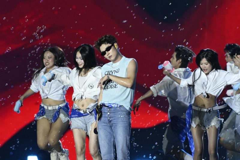 Bi Rain đây rồi: Nam thần U50 cả visual - body đều đẹp đỉnh, cởi áo khoe múi tân binh theo không kịp- Ảnh 40.