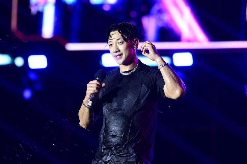 Bi Rain đây rồi: Nam thần U50 cả visual - body đều đẹp đỉnh, cởi áo khoe múi tân binh theo không kịp- Ảnh 1.