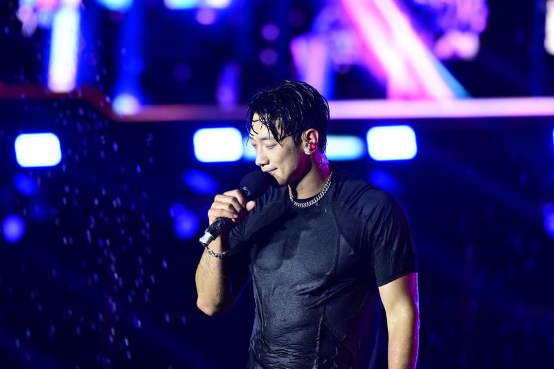 Bi Rain đây rồi: Nam thần U50 cả visual - body đều đẹp đỉnh, cởi áo khoe múi tân binh theo không kịp- Ảnh 6.