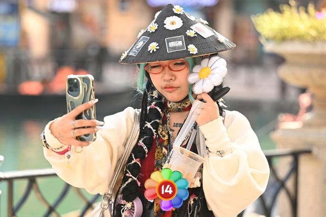 G-DRAGON cởi áo diễn kết màn, biển fanchant 