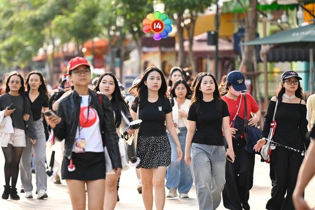 G-DRAGON cởi áo diễn kết màn, biển fanchant 