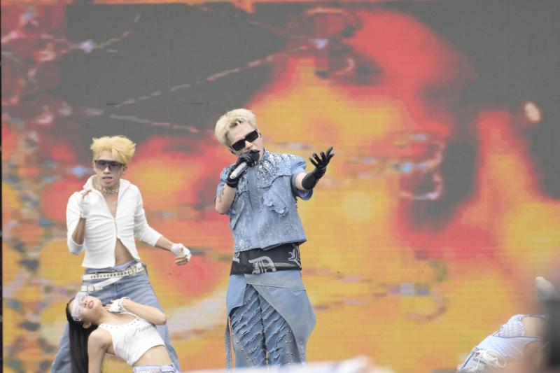 Jay Park "đốt cháy" WATERBOMB D-2 với cơ bụng "tiền tỷ", Chi Pu - B.I gây sốc visual với màn kết hợp chưa từng có- Ảnh 55.
