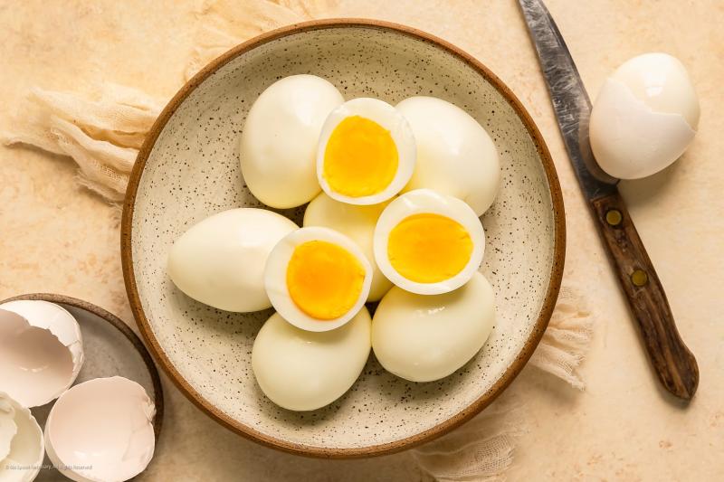 Luộc trứng và rán trứng, nấu kiểu nào giữ lại nhiều dinh dưỡng hơn?- Ảnh 1.