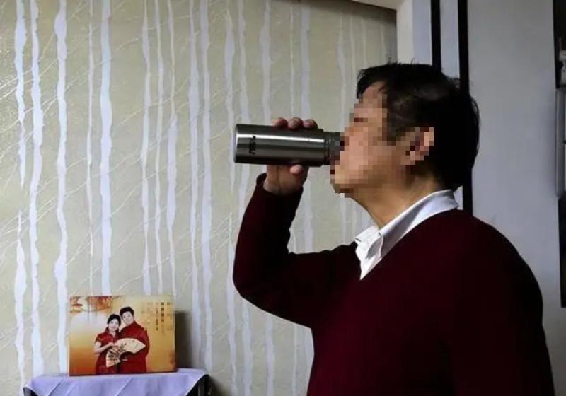 Người đàn ông 59 tuổi tử vong vì đêm nào cũng uống thứ nước "vạn người mê"- Ảnh 1.