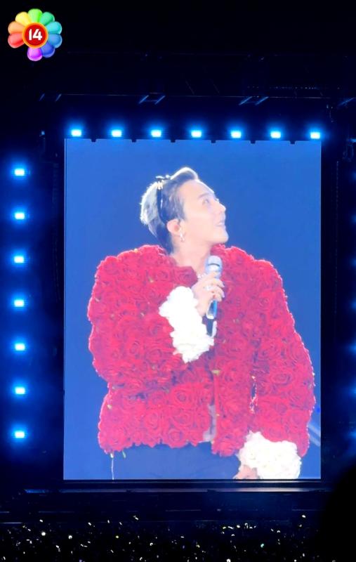 G-DRAGON cởi áo diễn kết màn, biển fanchant 