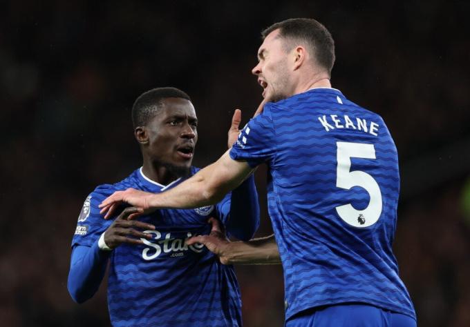 Cầu thủ Everton lục đục nội bộ, tát đồng đội ngay giữa sân khiến tất cả sững sờ.- Ảnh 1.