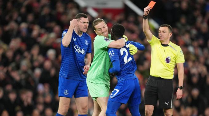 Cầu thủ Everton lục đục nội bộ, tát đồng đội ngay giữa sân khiến tất cả sững sờ.- Ảnh 2.
