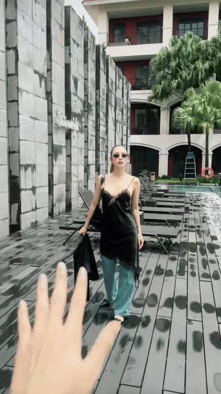 Chiếc áo hở bạo gây lo lắng của Minh Hằng- Ảnh 2.