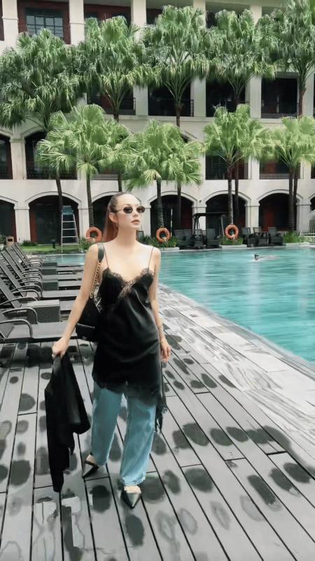 Chiếc áo hở bạo gây lo lắng của Minh Hằng- Ảnh 1.