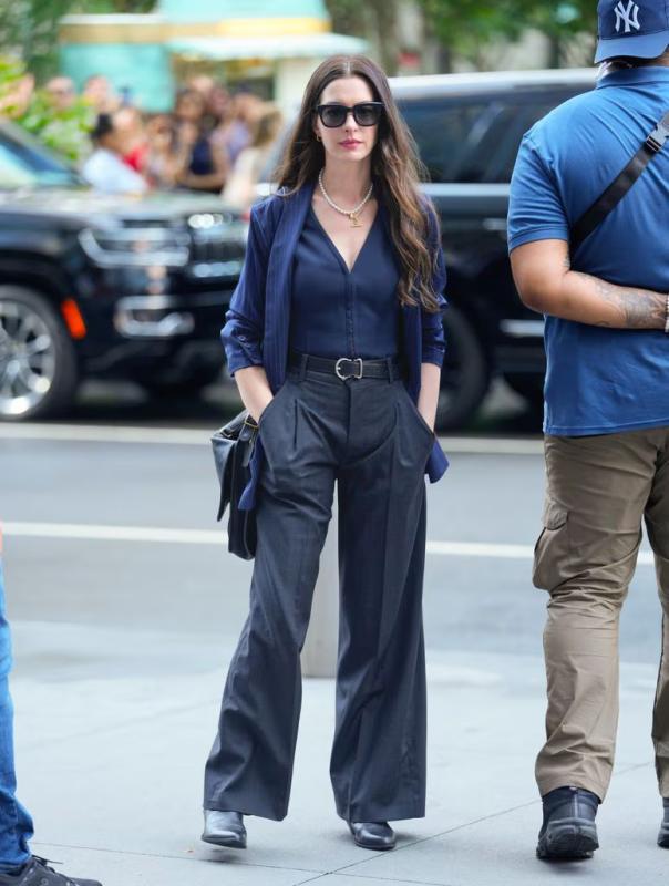 Đẳng cấp thời trang mùa đông của Anne Hathaway: Lên đồ sang trọng với toàn những item cơ bản nhất- Ảnh 7.
