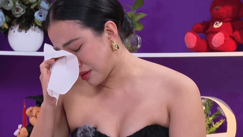 Sao Vbiz khóc nức nở khi con vừa chào đời đã bị ruột nằm ngoài bụng- Ảnh 1.
