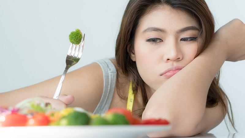Kiểu giảm cân độc hại khiến nữ ca sĩ đang biểu diễn thì ngất xỉu, chị em học theo chẳng hóa "tàn phá" nội tiết- Ảnh 2.