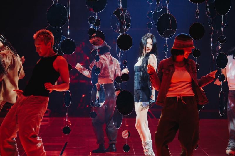 Nữ idol "đẹp thoát tục" với đồ mỏng manh, tay phủ kín hình xăm- Ảnh 10.
