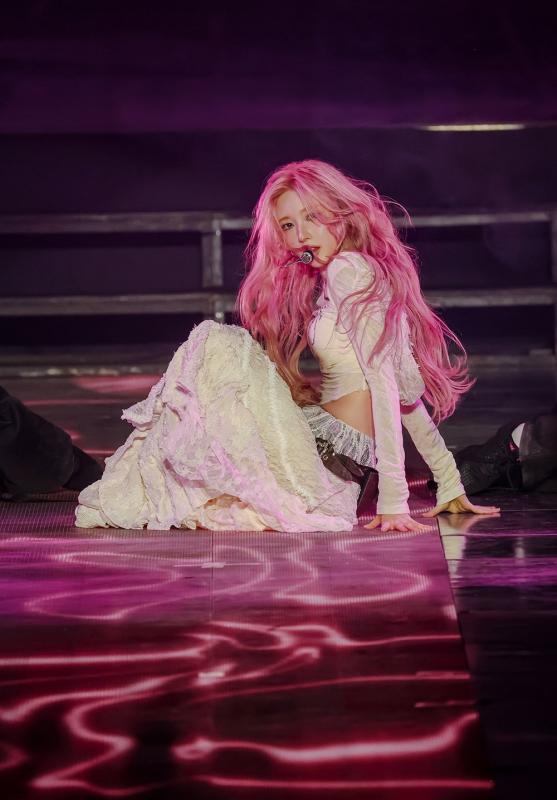 Nữ thần Kpop có mái tóc được ví như “cơ thể sống”, chung nhóm thì tàng hình nhưng đứng 1 mình chấp luôn Jang Wonyoung- Ảnh 4.